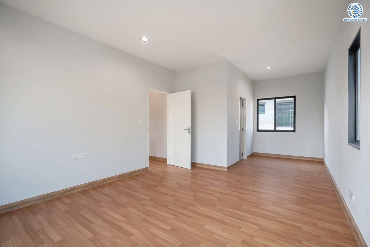 บ้านมือสองตกแต่งใหม่ โครงการ สราญสิริ ติวานนท์-แจ้งวัฒนะ1 หลังมุม เนื้อที่ 59.2 ตร.ว. ดีไซน์ตอบทุกไลฟ์สไตล์ ฟังก์ชัน 3 ห้องนอน 3 ห้องน้ำ จอดรถได้ 2 คัน Living ชั้นบนกว้างขวาง บนทำเลติดถนนใหญ่ เชื่อมต่อทุกเส้นทาง ใกล้จุดขึ้นทางด่วน "ศรีสมาน"